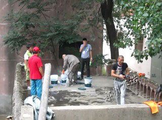 爱心队员用郑州赛诺建材有限公司的改性MD聚合物防水涂料做屋面防水