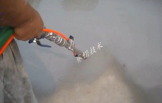 用喷涂机喷涂改性MD聚合物防水涂料进行屋面防水施工